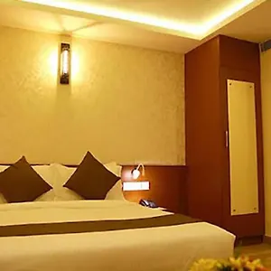 *** Hotel Fabhotel Prime D Chandlier India